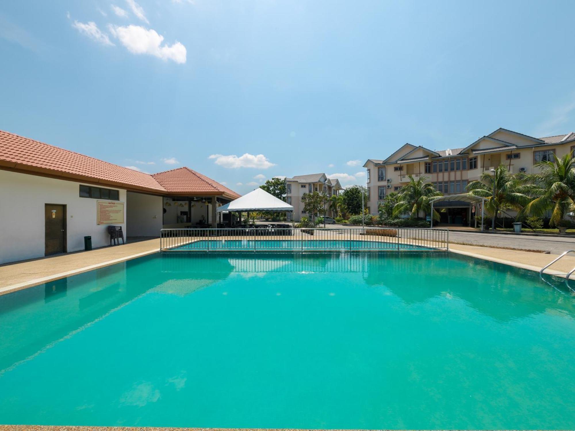 Seri Bayu Resort Hotel Sungai Pelek Exteriör bild